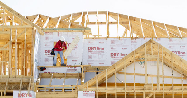homebuilder-confidence-falls-to-14-year-low-as-mortgage-rates-climb