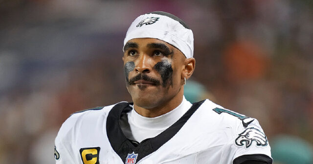‘fire-everyone!’-fans-blast-eagles-after-jalen-hurts-played-on-no-sleep-due-to-blood-clots