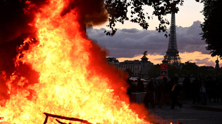 americans-warned-about-paris-travel-after-violence,-looting-and-tear-gas-filled-streets