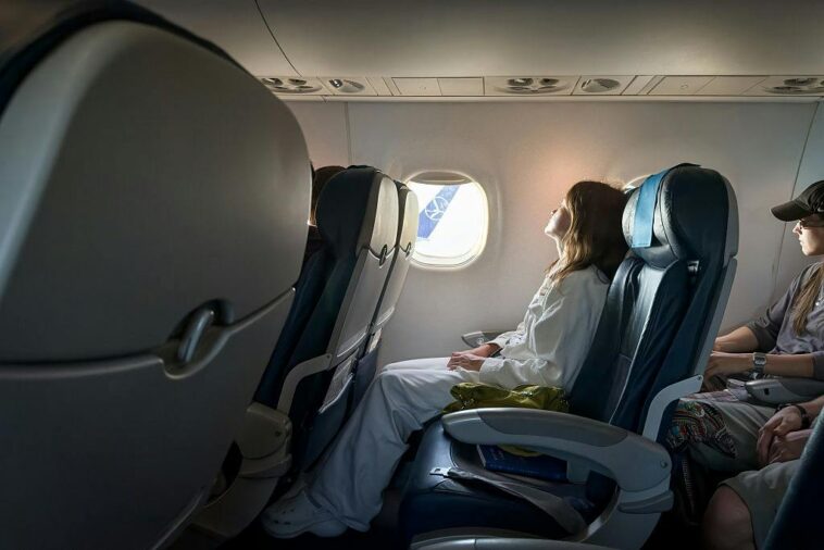 woman-finds-painful-way-to-teach-passenger-next-to-her-lesson-about-personal-space