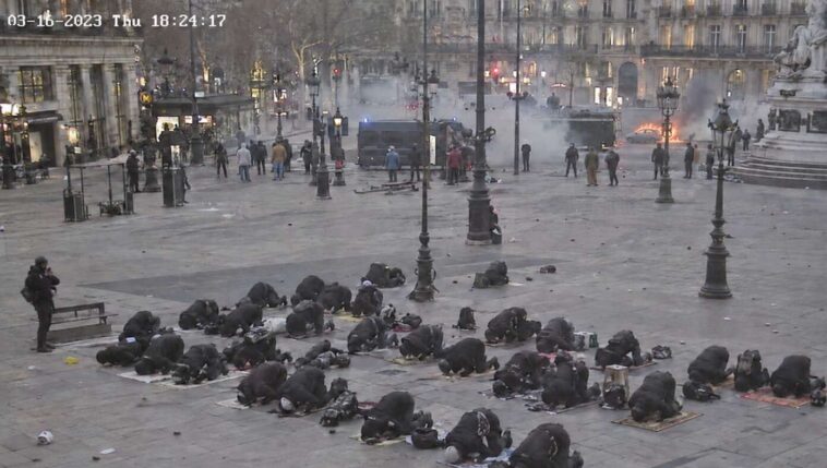 protest-leaders-remind-rioters-to-take-breaks-to-pray-toward-mecca