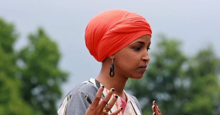internet-sleuths-deduce-ilhan-omar’s-likely-location-using-tiny-background-detail-in-viral-video:-a-mysterious-‘somali’-center