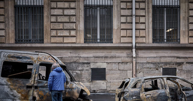 le-pen:-the-state-is-collapsing,-the-power-is-dying-and-can-no-longer-maintain-control