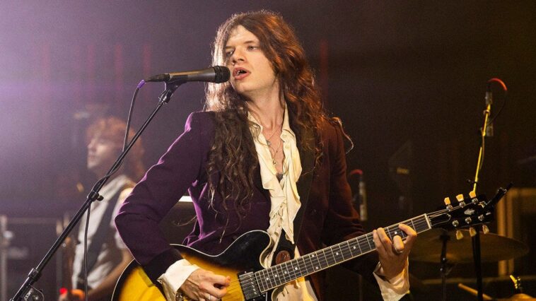 singer-sawyer-hill’s-tour-bus-flips-in-deadly-crash,-killing-driver-and-injuring-crew