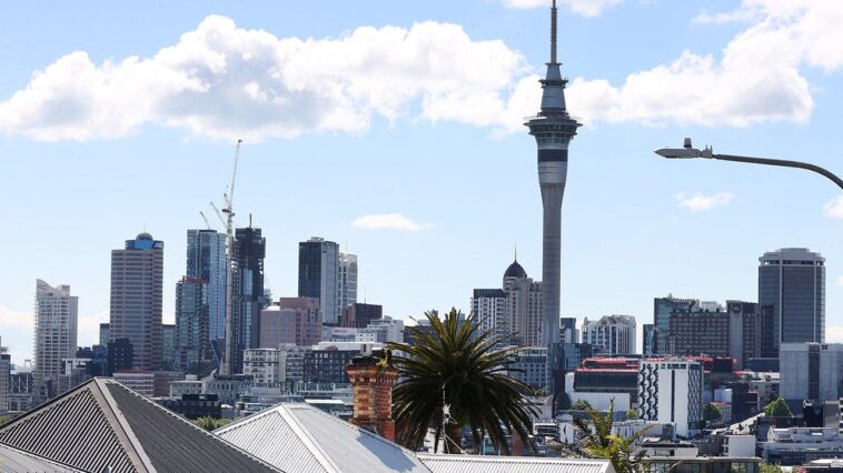 tourist-dangles-23-stories-above-busy-street-in-‘reckless’-daredevil-stunt