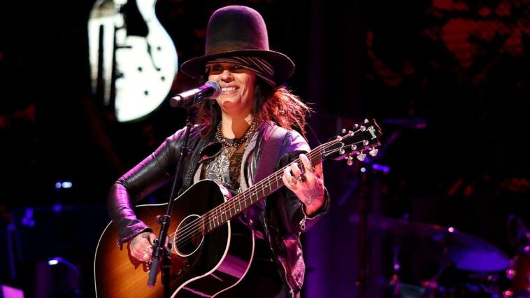 linda-perry-says-she-was-feeling-healthy-when-doctors-discovered-‘angry’-cancer-by-chance