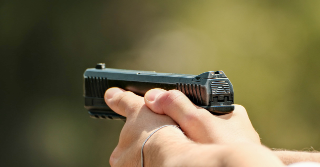 video:-father-shields-daughter-with-his-body,-shoots-alleged-carjacker-dead