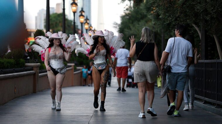 las-vegas-takes-aim-at-notorious-tourist-trap-as-warnings-appear-along-iconic-strip