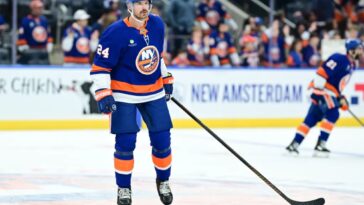scott-mayfield-has-no-interest-in-moving-on-from-islanders-despite-benching