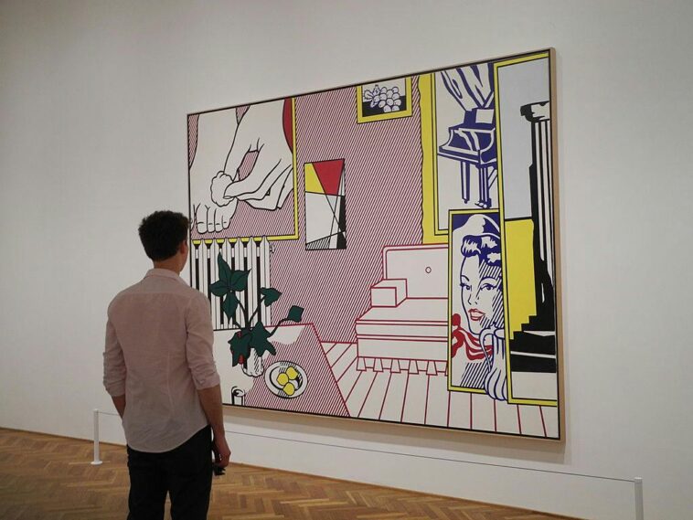 the-interplay-of-pop-art-and-exhibition-through-lichtenstein’s-color-filled-brilliance