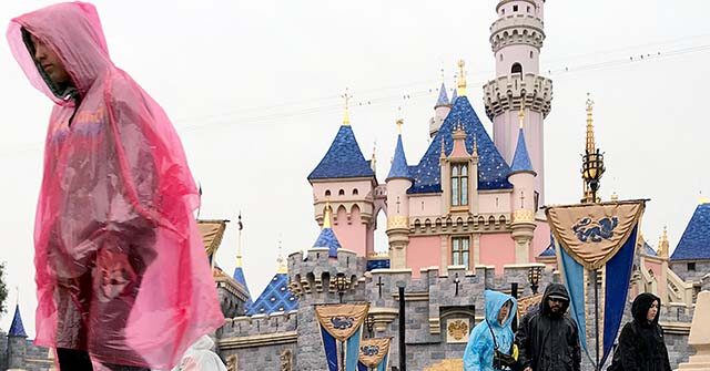 watch:-rare-sudden-downpour-sends-disneyland-parkgoers-scrambling