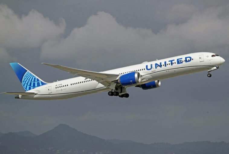 suspected-terrorist-arrested-after-united-flight-attendant-spots-hijacking-text-on-passenger’s-phone