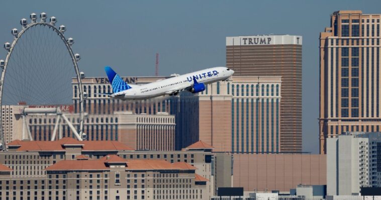 united-airlines-flight-immediately-turns-around-after-flight-attendant-spots-passenger’s-concerning-text-message