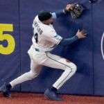 rays’-chandler-simpson-crashes-face-first-into-wall-while-making-incredible-catch-in-world-series-vs-brewers