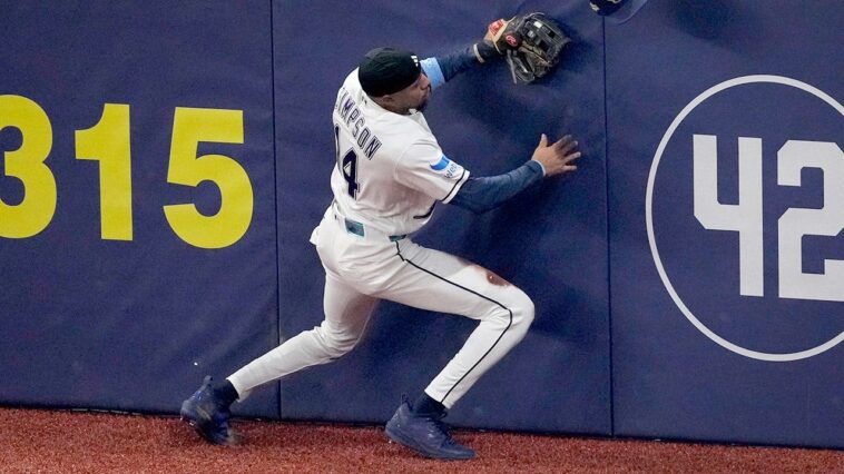 rays’-chandler-simpson-crashes-face-first-into-wall-while-making-incredible-catch-in-world-series-vs-brewers