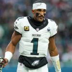 jalen-hurts’-blood-clot-case-will-‘put-the-league-on-alert’-going-forward,-famed-agent-leigh-steinberg-says