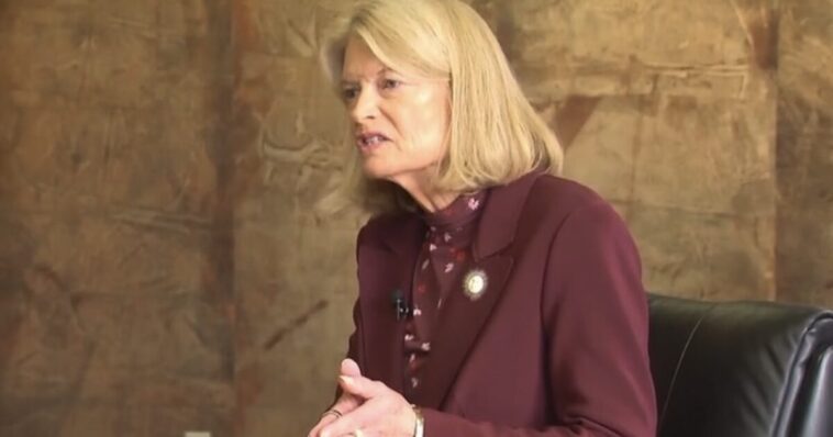 rino-lisa-murkowski-endorses-democrat-candidate-for-alaska-governor:-“a-view-and-a-perspective-that-i-think-alaska-needs-right-now”-(video)