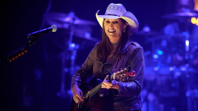 terri-clark-refused-auto-tune-and-ai-to-keep-her-ryman-auditorium-live-album-raw-and-real